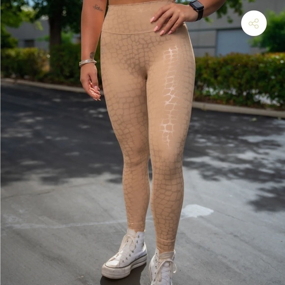 Til You Collapse Moxie Criss Cross Leggings - Cashmere Large Leopard Embossed - Picture 5 of 12